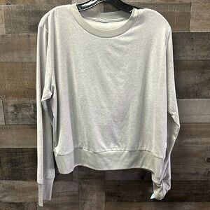 Vuori Women’s gray crewneck